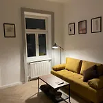 Trendy Apartment Near Schloss Schoenbrunn